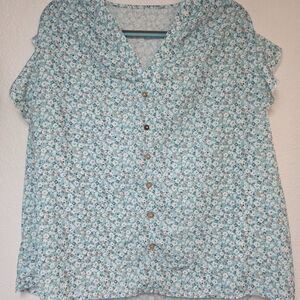 Floral Button-Front Cap Sleeve Top in Light Blue